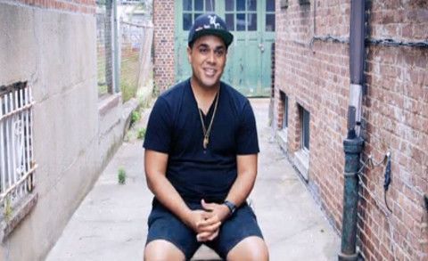 Guardia de seguridad de día y emprendedor de noche