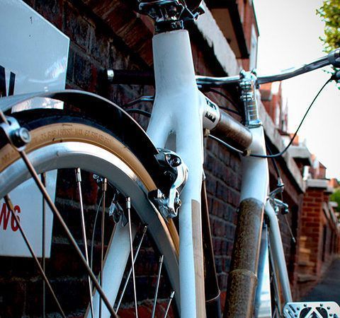 Empresa enseña a hacer una bici de bambú