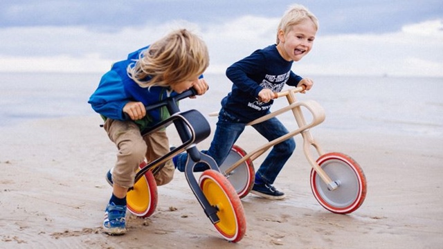 La bicicleta ecológica sin pedales diseñada para niños